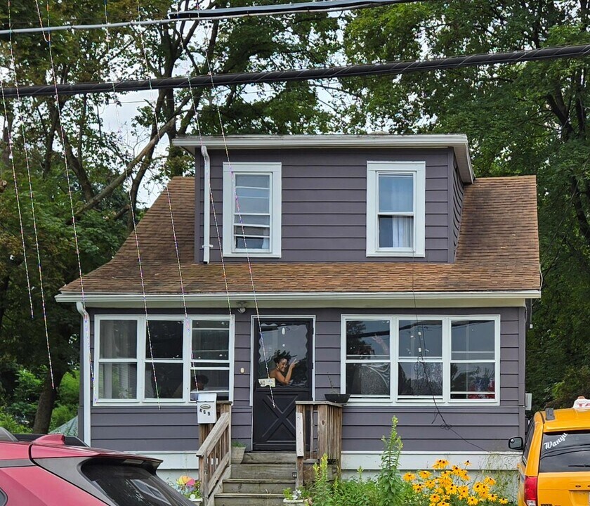 469 1st St in Newburgh, NY - Building Photo