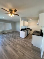 Valle Haven in Van Nuys, CA - Building Photo