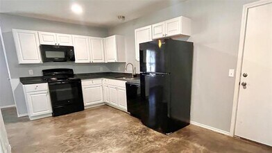 905 W 7th St in Bonham, TX - Building Photo - Building Photo