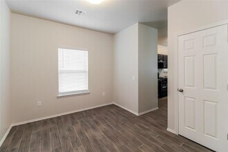 909 N Donald Way in Mustang, OK - Building Photo - Building Photo