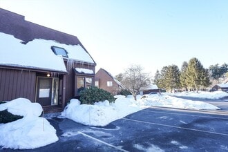 40 Spring Cove Rd in Nashua, NH - Foto de edificio - Building Photo