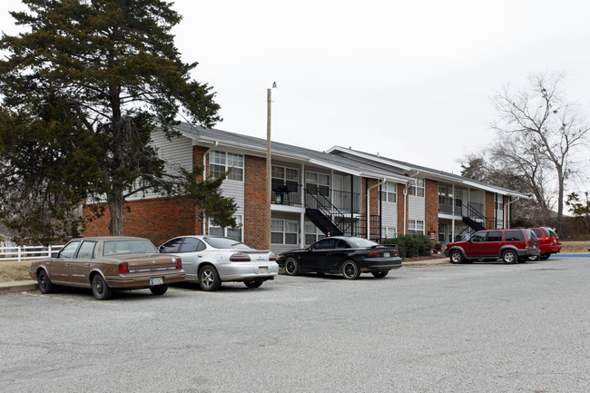 Cedar Creek Apartments in Noble, OK - Foto de edificio - Building Photo