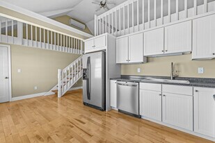 185 Thayer Bay Rd, Unit Thayer Bay Apartment in Colchester, VT - Building Photo