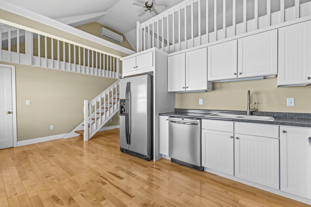 185 Thayer Bay Rd, Unit Thayer Bay Apartment in Colchester, VT - Foto de edificio