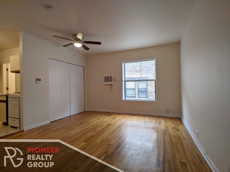 813 W Cornelia Ave, Unit #817A-306 in Chicago, IL - Building Photo