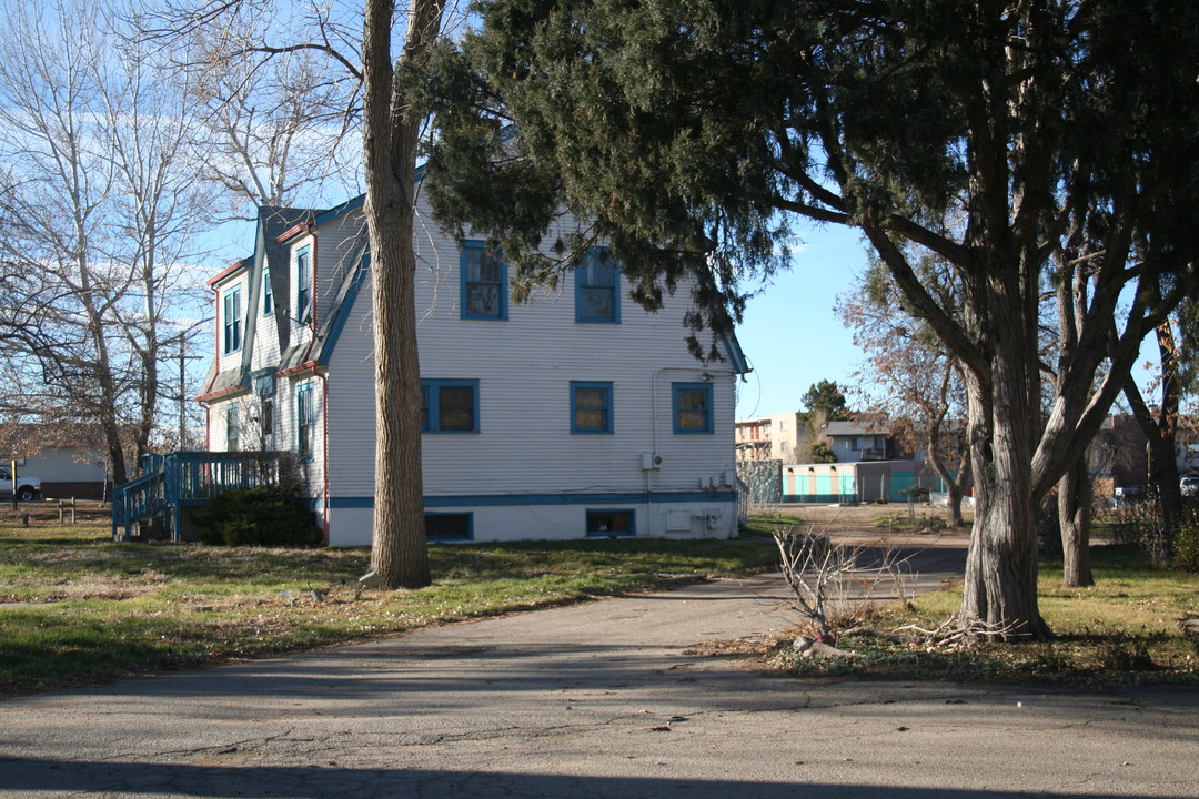 11937 E Colfax Ave in Aurora, CO - Building Photo