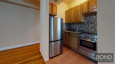 301 E 38th St in New York, NY - Building Photo - Building Photo