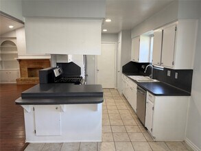 1014 Robinson St in Alvin, TX - Building Photo - Building Photo