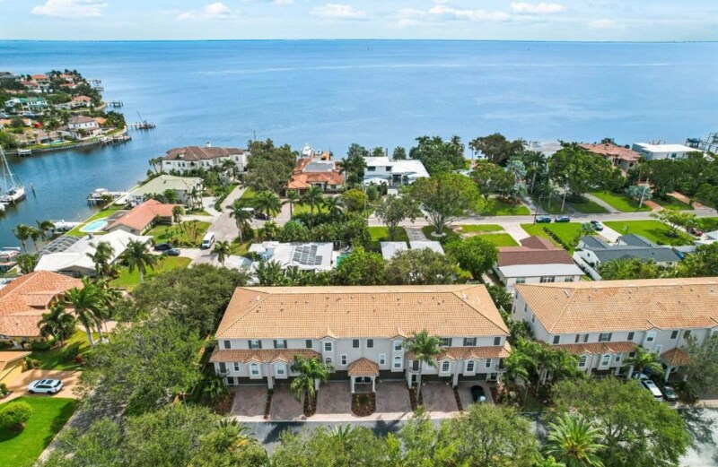 4625 Overlook Dr NE in St. Petersburg, FL - Building Photo