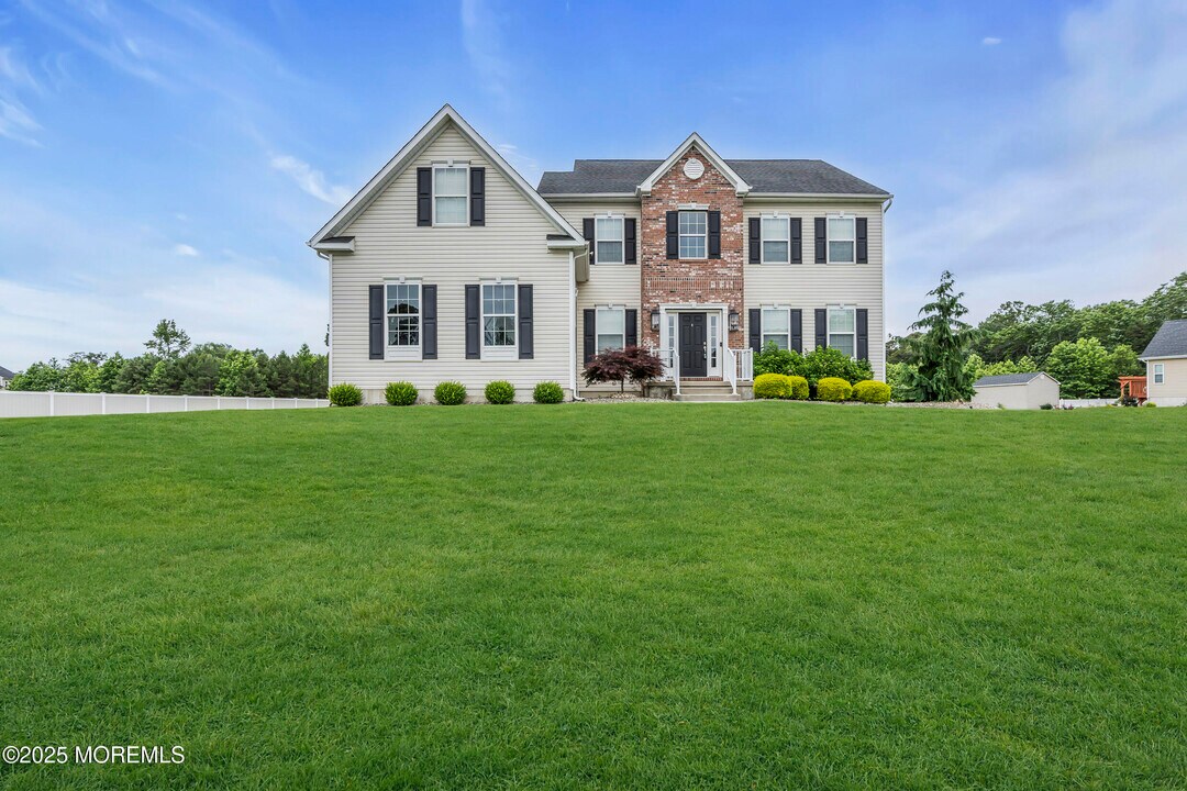 12 Wintergreen Ct in Jackson Township, NJ - Foto de edificio