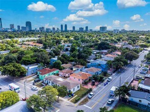 1050 SW 9th St in Miami, FL - Building Photo - Building Photo