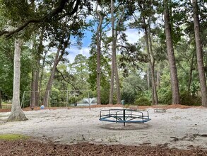 100 Mathews Dr, Unit #17 in Hilton Head Island, SC - Foto de edificio - Building Photo