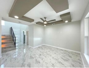 5514 N Crown Pt in Pharr, TX - Foto de edificio - Building Photo