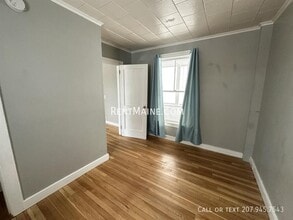 1084 School St, Unit 1 in Veazie, ME - Foto de edificio - Building Photo