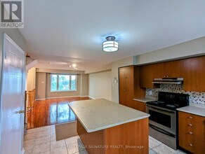 4861 Half Moon Grove in Mississauga, ON - Building Photo - Building Photo