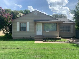 300 Russell Dr in Midwest City, OK - Building Photo