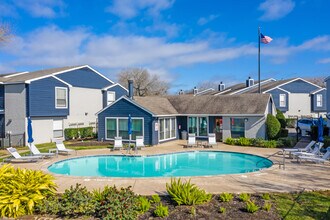 LakeVue Apartments in Clute, TX - Building Photo - Building Photo
