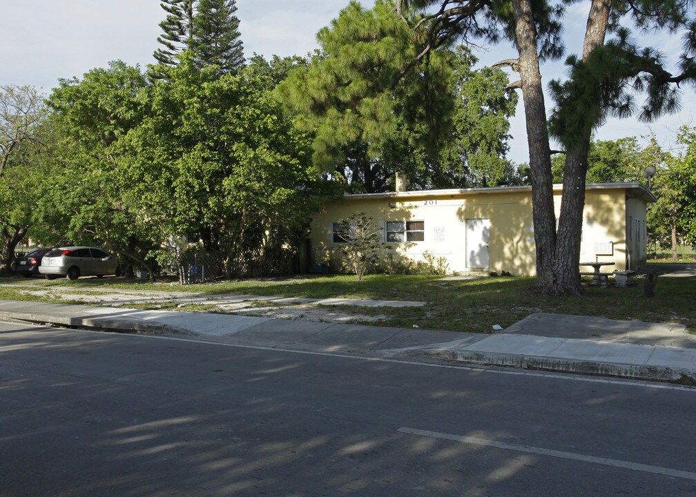 Opa Apartments in Opa Locka, FL - Foto de edificio