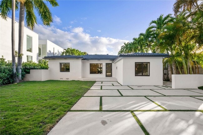 property at 900 W 47th Ct