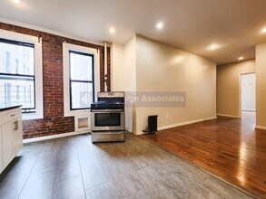 117 Post Ave, Unit 3H in New York, NY - Building Photo - Building Photo