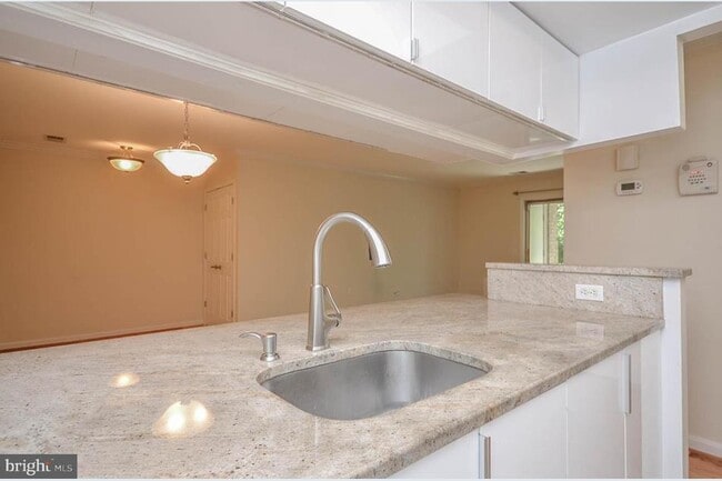 18300 Streamside Dr, Unit 103 in Gaithersburg, MD - Foto de edificio - Building Photo