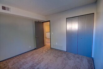2450 Shaker Ct, Unit #1 in Bettendorf, IA - Building Photo - Building Photo