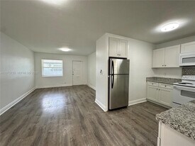 2221 Monroe St in Hollywood, FL - Building Photo