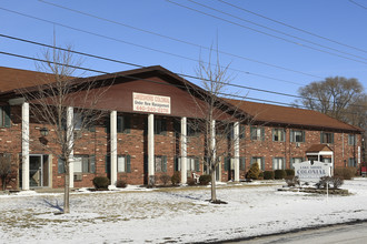 Lakeshore Colonial Apartments in Lorain, OH - Building Photo - Building Photo