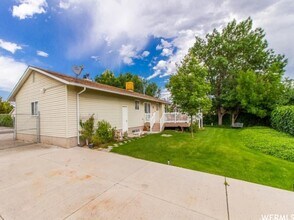 1743 W 12050 S in Riverton, UT - Foto de edificio - Building Photo