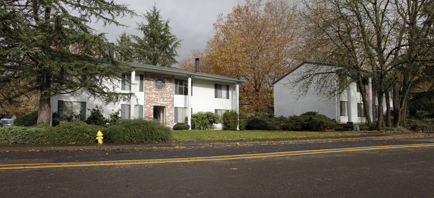 Jamestowne Plaza in West Linn, OR - Building Photo