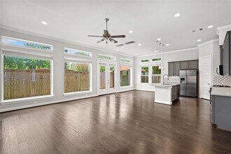 927 W Lacey Garden Loop in Houston, TX - Building Photo - Building Photo
