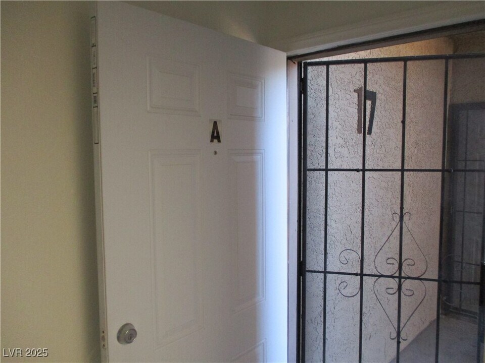 4570 Carriage Park Dr in Las Vegas, NV - Building Photo