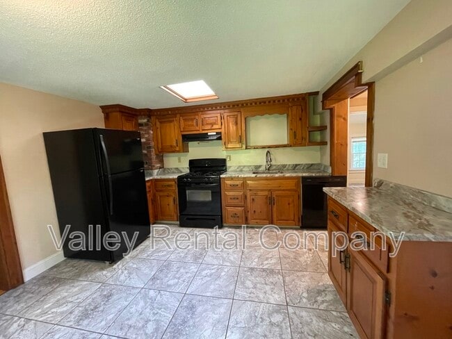 37 Middle St in Hadley, MA - Building Photo - Building Photo