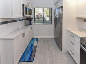 1001 Seafarer Cir in Jupiter, FL - Foto de edificio - Building Photo