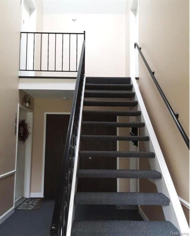 1867 Meadow Dale Ct in Rochester Hills, MI - Building Photo - Building Photo