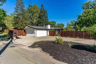 2424 San Miguel Dr in Walnut Creek, CA - Building Photo - Building Photo