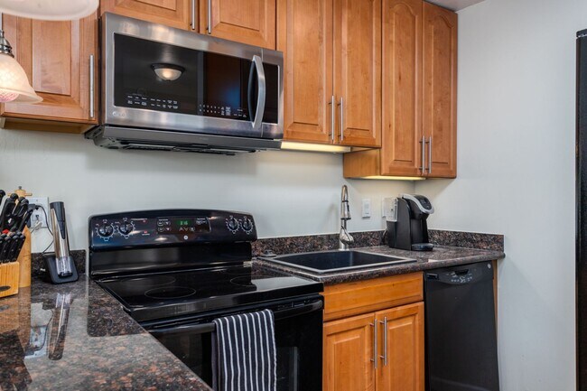 7 Commodore Dr in Emeryville, CA - Building Photo - Building Photo