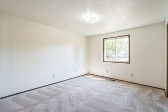 400 S 4th Ave in Cornelius, OR - Foto de edificio - Building Photo