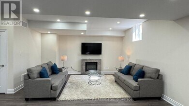 42 Boulton Trl in Oakville, ON - Building Photo - Building Photo