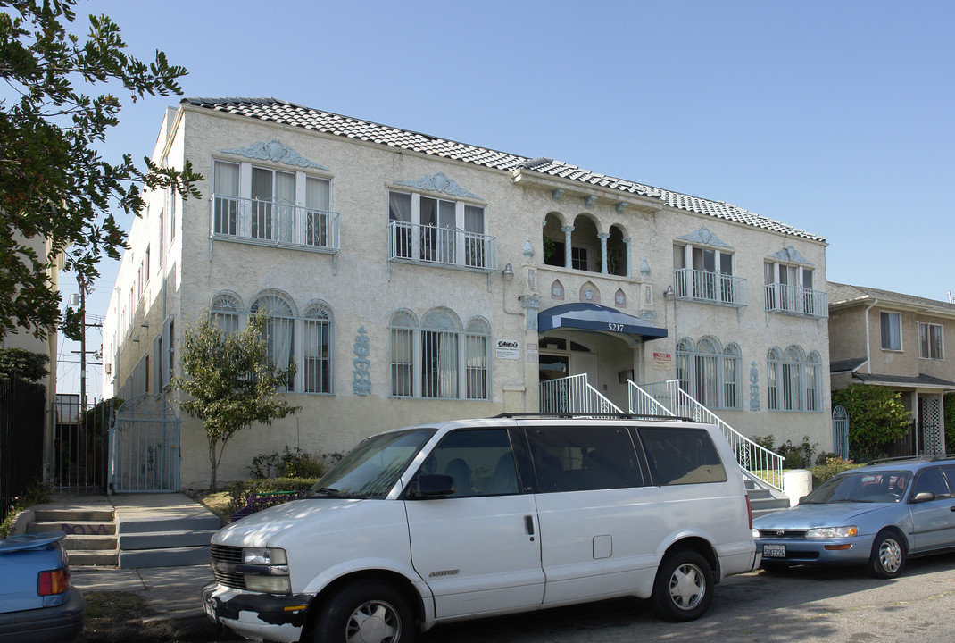 Queen Apartments in Los Angeles, CA - Building Photo