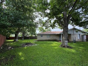 7240 Kings Dr in Baytown, TX - Building Photo - Building Photo