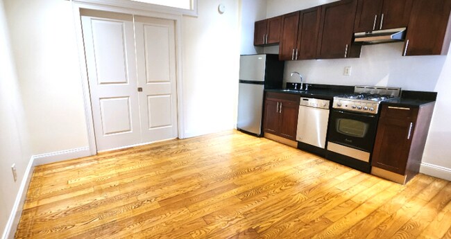 207 W 11th St in New York, NY - Building Photo - Building Photo