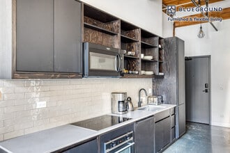 2061 N Southport Ave in Chicago, IL - Building Photo - Building Photo