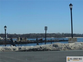 468 Great Beds Ct in Perth Amboy, NJ - Foto de edificio - Building Photo