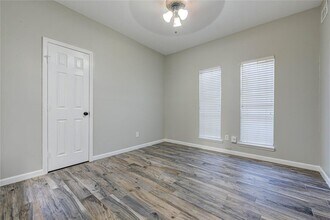 9400 Doliver Dr in Houston, TX - Building Photo - Building Photo