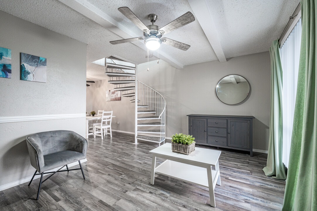 Woodside Villas Apartments in Irving, TX - Foto de edificio