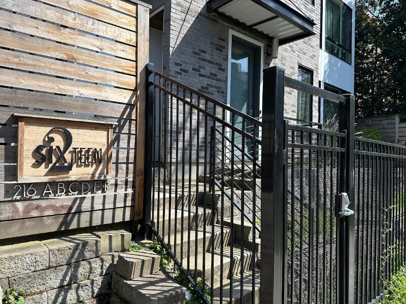 216 10th Ave E in Seattle, WA - Building Photo