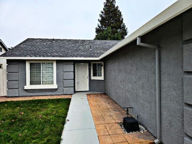 2036 Carmel River Ct in Stockton, CA - Foto de edificio - Building Photo