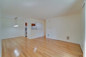 329 Grissom Ct in Hoffman Estates, IL - Building Photo - Building Photo