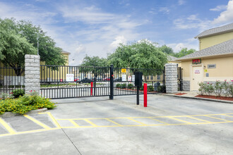 Villa Laverne in Houston, TX - Building Photo - Building Photo